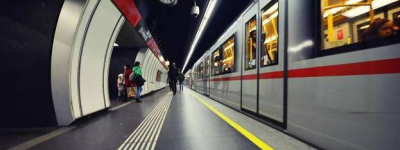 深圳一市民在地铁逗留4小时，出站被加收15元表示不满。官方回应没毛病