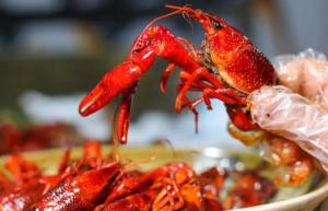吃小龙虾戴着手套，为何吃完还是被搞得满手油？