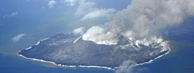 日本火山喷发：烟柱高达1500米