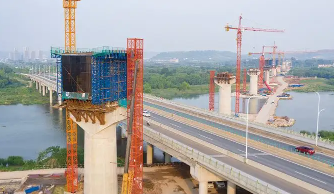 中国全面加强基础设施建设