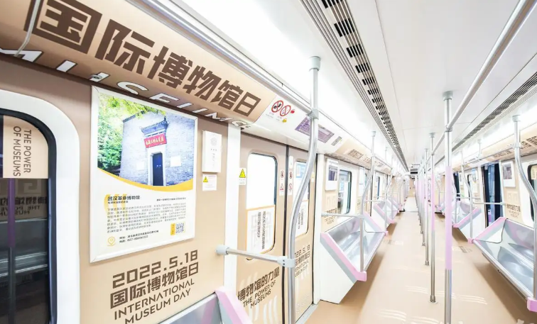 江城武汉，地铁2号线“博物馆专列”从天河机场开出