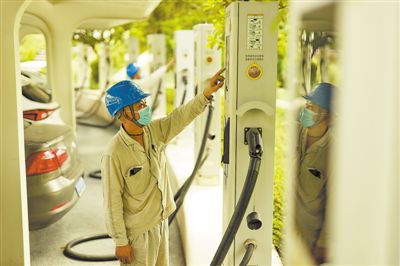 供电公司技术人员在重庆首座光伏充电发用一体充电站进行设备日常安全检查