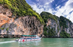 《海边升起一座悬崖》获得戛纳电影节短片金棕榈奖