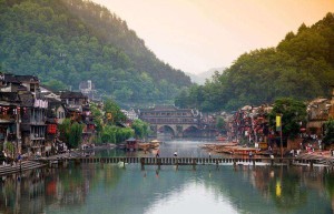 湖南凤凰古城简介，凤凰古城旅游攻略自由行