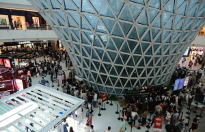 免税店排大队 海南旅游消费市场显现复苏活力