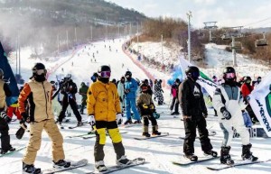 因滑雪而变 秦岭山城“动起来”