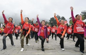 重庆：登高望远庆嘉年 民俗运动点亮年味体育