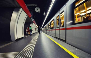 深圳一市民在地铁逗留4小时，出站被加收15元表示不满。官方回应没毛病