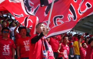 人气爆满，超5000人涌入日照国际足球中心，精彩比赛惊艳球迷！