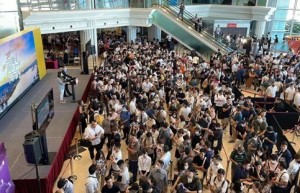 李嘉诚香港降价卖房：新楼盘定价每尺1.4万，626套新盘一天就被抢光