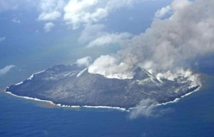 日本火山喷发：烟柱高达1500米