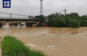 江西丰城河堤溃口致4个村庄被淹200余人受灾，强降雨是主要原因