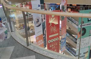 震惊：上海一女子逛商场住进ICU,被跳楼者砸伤，跳楼者已当场死亡